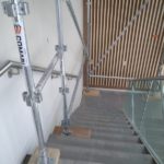 Échafaudage fixe pour le magasin H&M vue de l'escalier